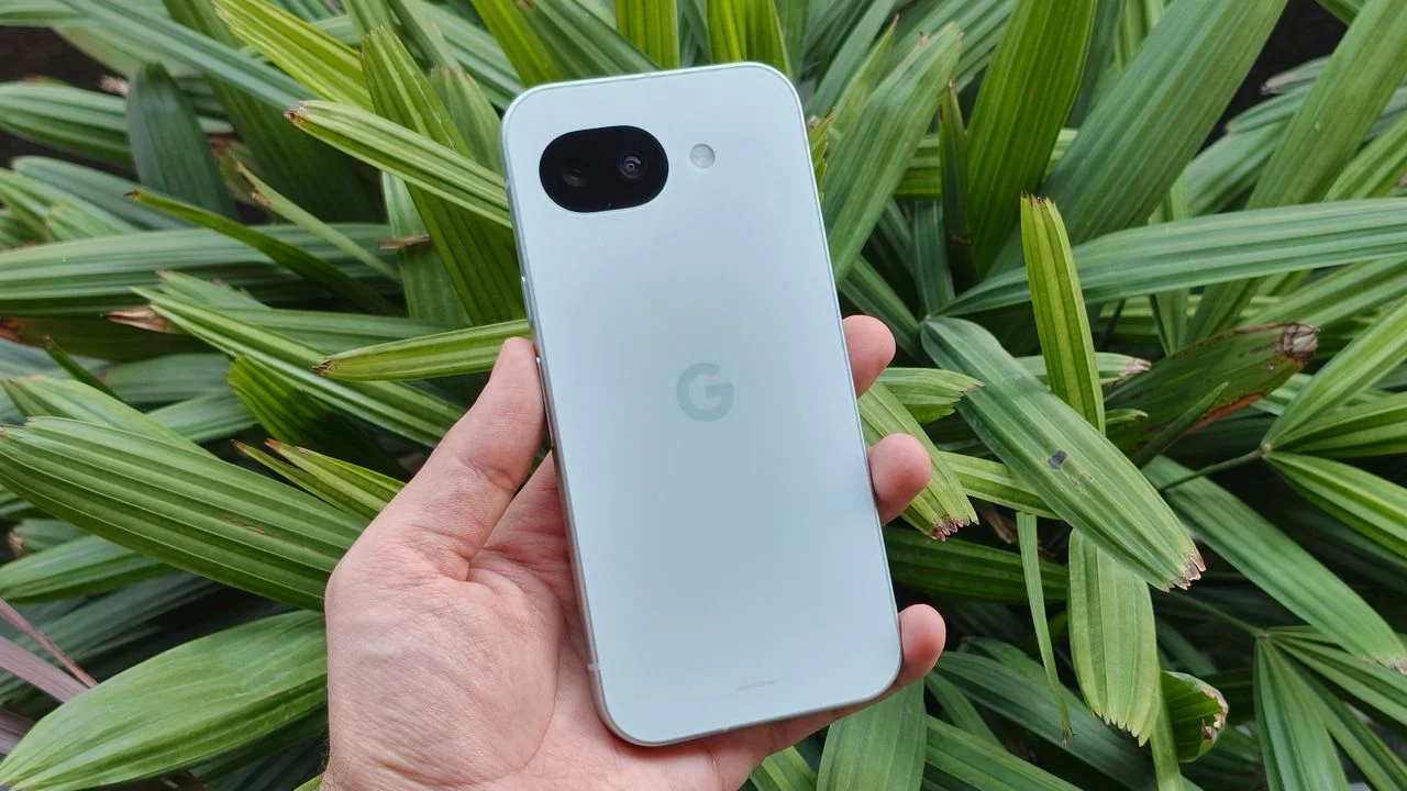 Sick of giant screens? I picked out the best SMALL phones that are getting big discounts this week