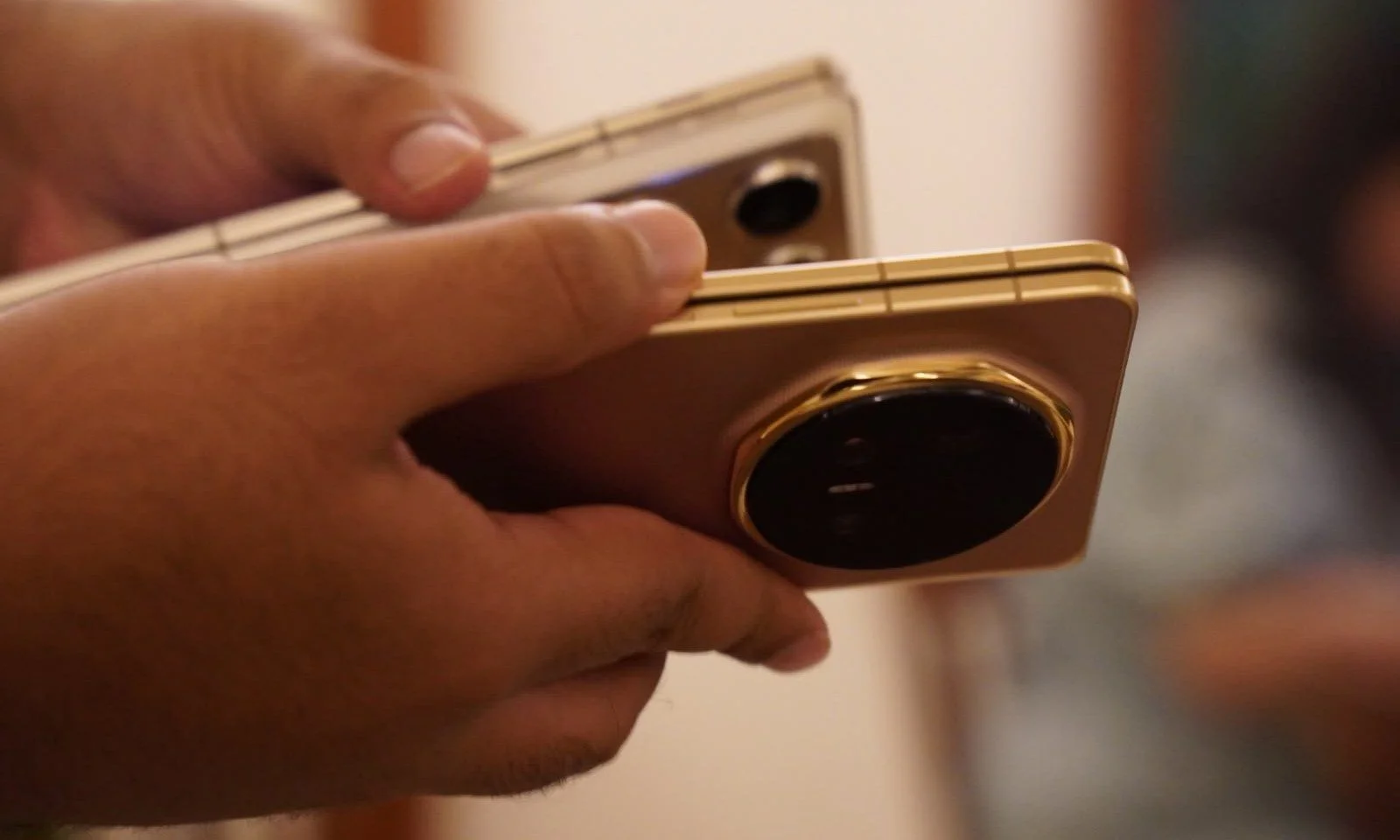 Motorola Razr Fold vs Honor Magic V6 in hand together