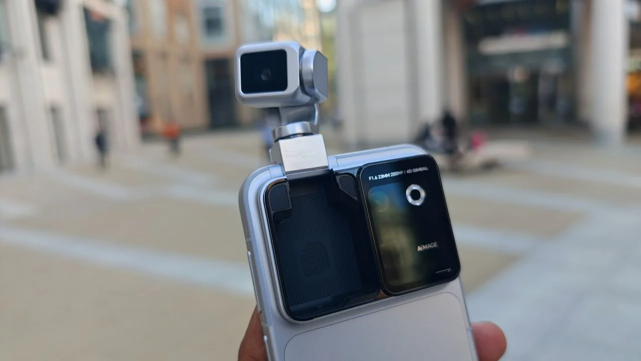 Is it a phone or a gimbal? This is Honor's new Robot Phone!