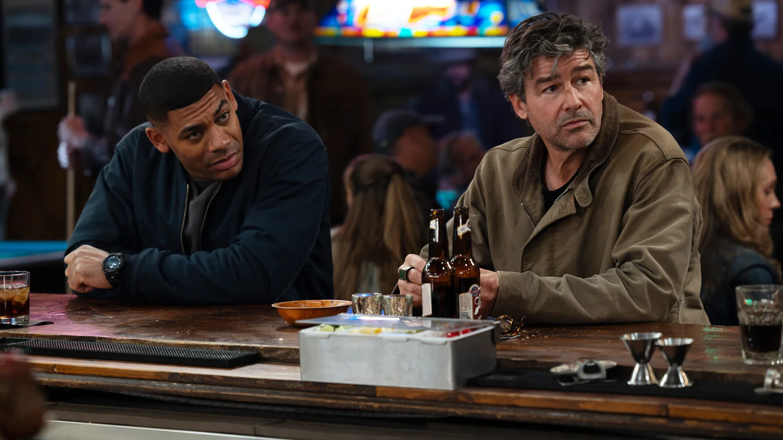 John Stewart and Hal Jordan sitting at a bar in Lanterns