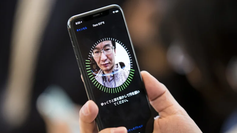 Calibrating Face ID on a Japanese iPhone.
