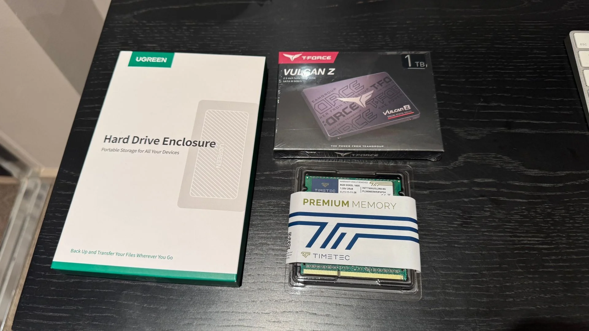 SSD and RAM components.