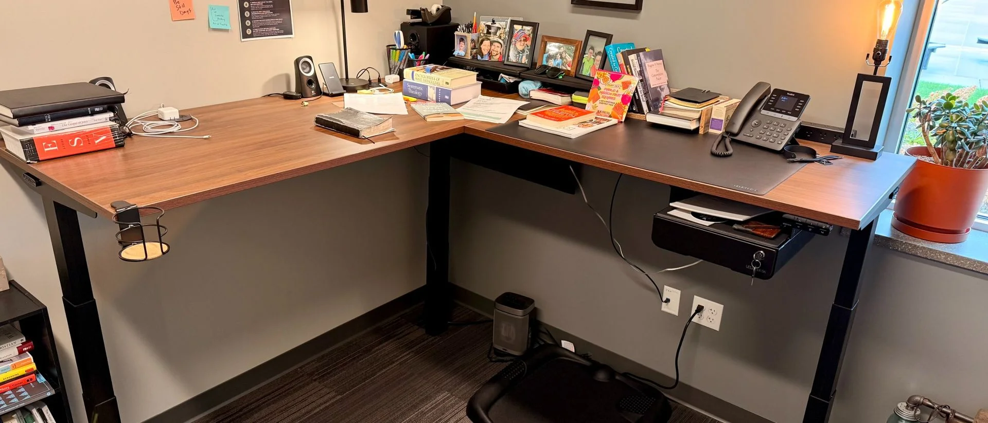 Uplift V3 L-shaped standing desk review